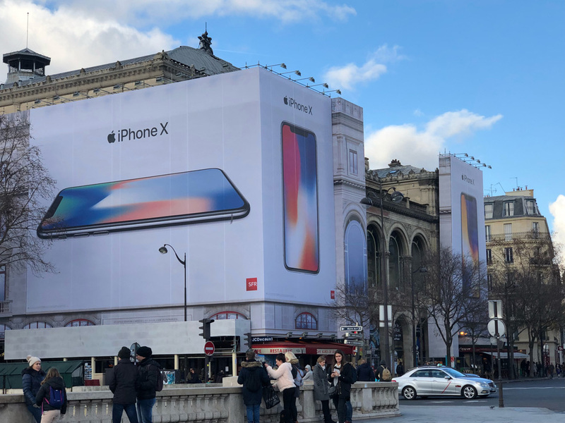 Illustration : L'image du soir : l'iPhone X trône sur le Théâtre du Châtelet