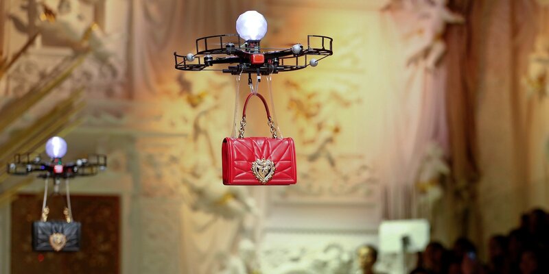 Illustration : Dolce & Gabbana fait défiler des drones à la Fashion Week de Milan