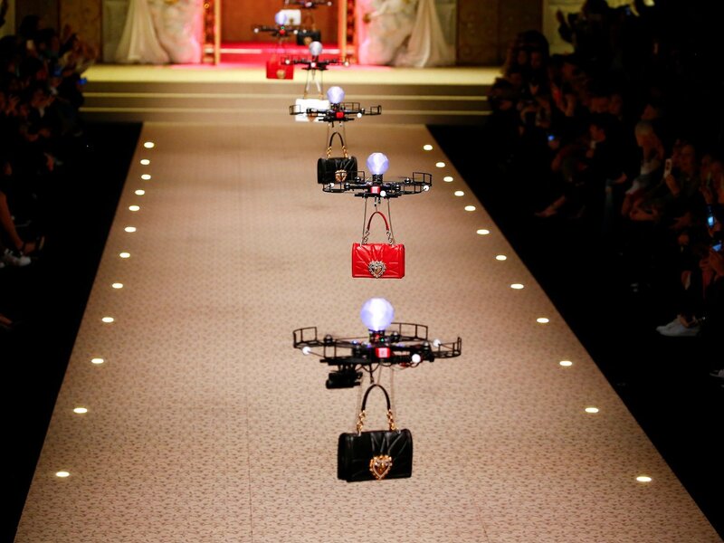 Illustration : Dolce & Gabbana fait défiler des drones à la Fashion Week de Milan