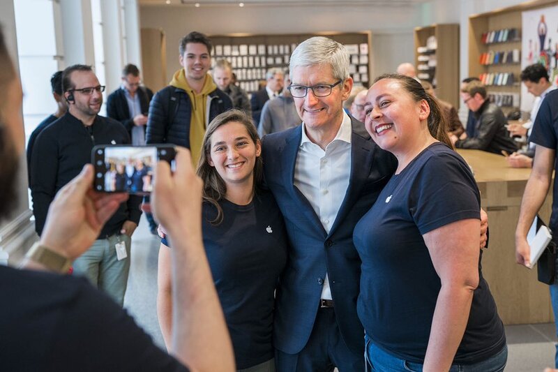 Illustration : Pays-Bas : Tim Cook en visite surprise à l'Apple Store de La Haye