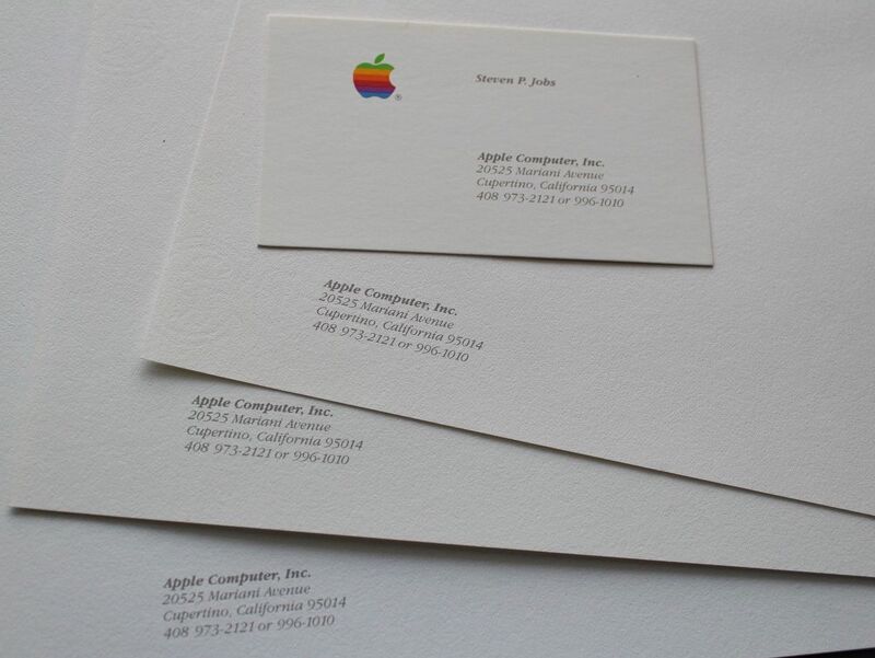 Illustration : Des cartes de visite et du papier à lettre de Steve Jobs aux enchères