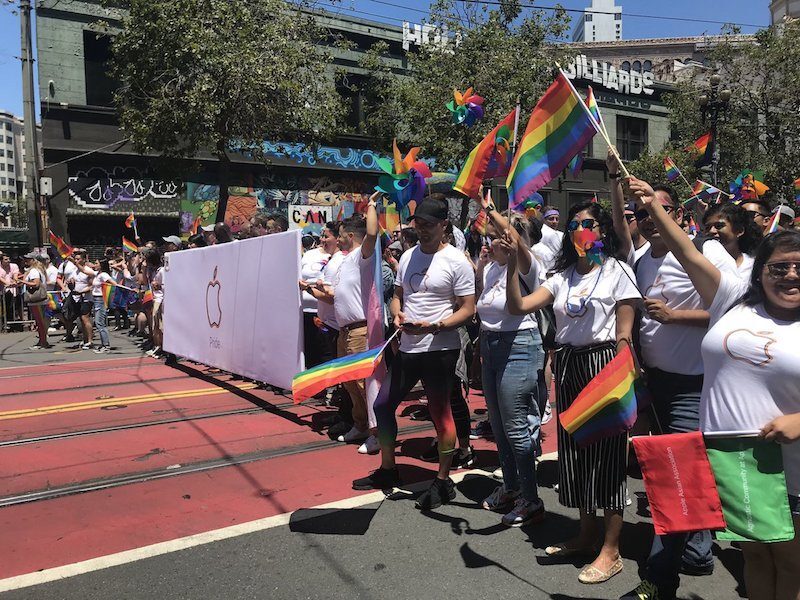 Tim Cook et d'autres dirigeants d'Apple à la Marche des Fiertés de San Francisco (photos)