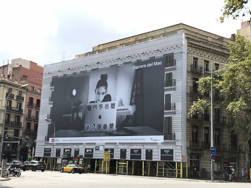 Illustration : L'image du jour : les pubs "Derrière le Mac" devant les chantiers de Barcelone