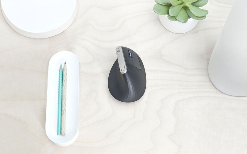 Illustration : Une souris verticale "plus ergonomique" qui cible les joueurs/pro chez Logitech (MX Vertical)