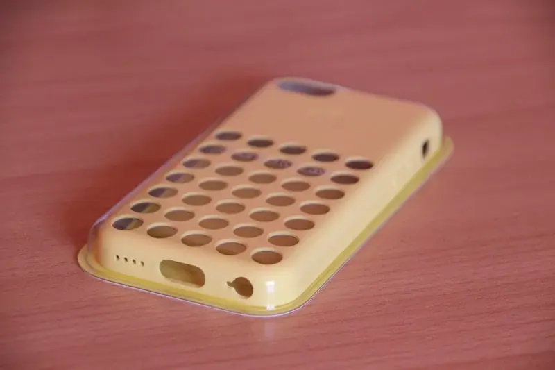 Prise en main de la coque à trous pour l'iPhone 5c, arrivée à la rédac ce matin