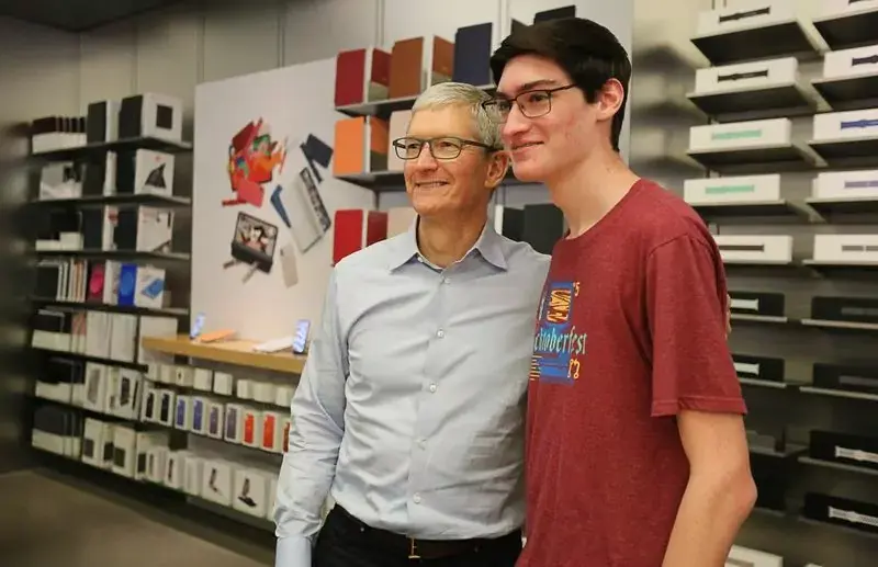 L'image du jour : Tim Cook à la rencontre d'un étudiant gagnant d'un ticket pour la WWDC