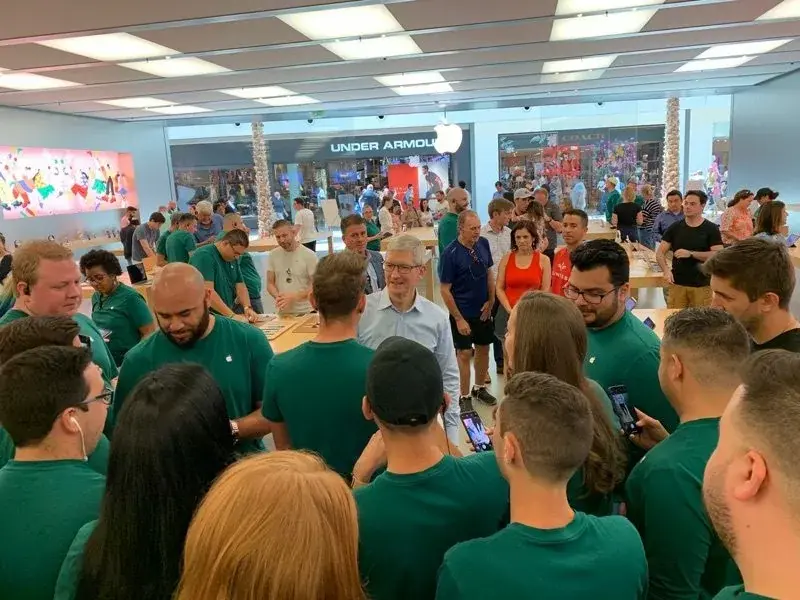 L'image du jour : Tim Cook à la rencontre d'un étudiant gagnant d'un ticket pour la WWDC