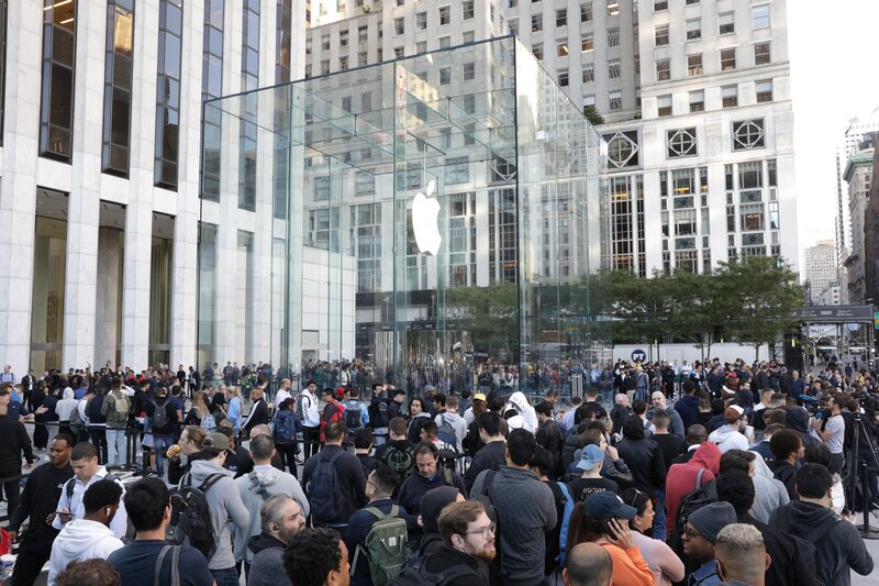 Illustration : Tim Cook est à New York pour l'ouverture du Cube de Verre de la 5e Avenue