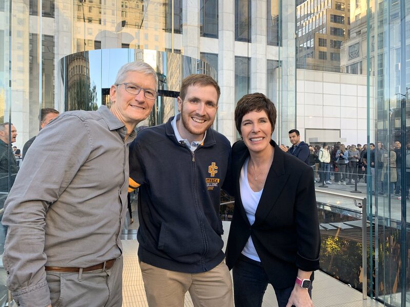 Illustration : Tim Cook est à New York pour l'ouverture du Cube de Verre de la 5e Avenue