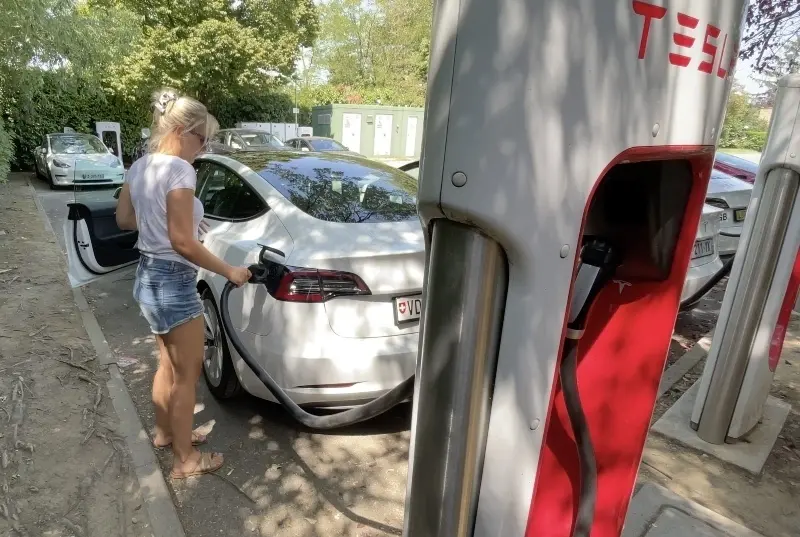 VE : une supercharge Tesla est presque au prix du Diesel !