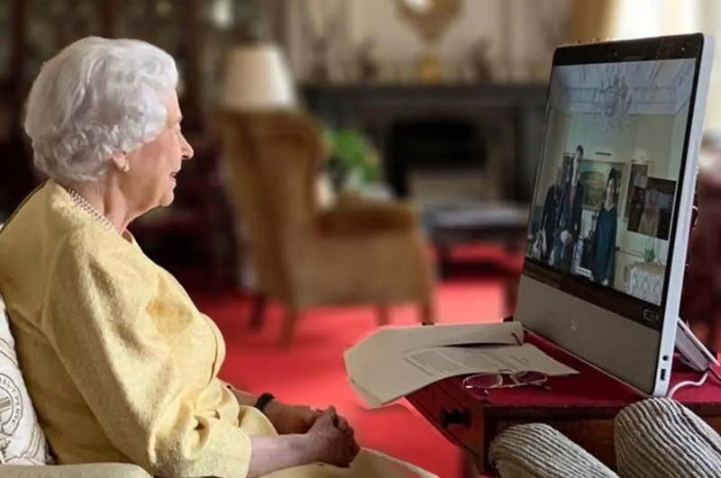 An iPad on the desk, podcasts, Twitter: Queen Elizabeth, between tradition and modernity