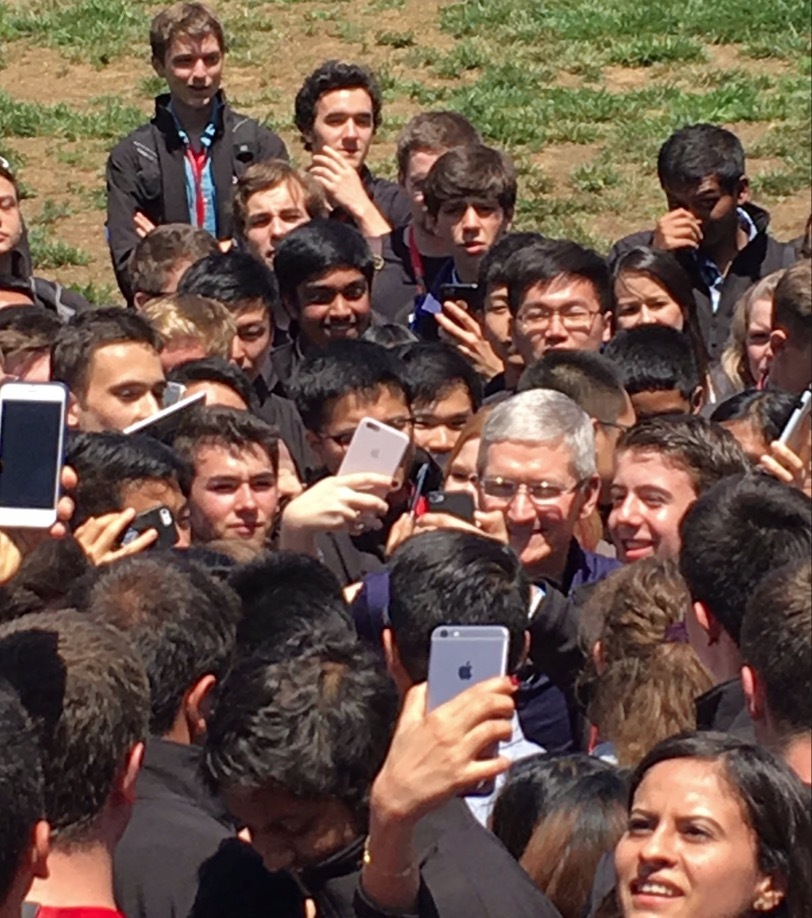 Quand Tim Cook et Jony Ive se prêtent au jeu des selfies après la keynote