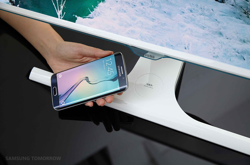 Un chargeur à induction se cache dans le pied du nouvel écran de Samsung