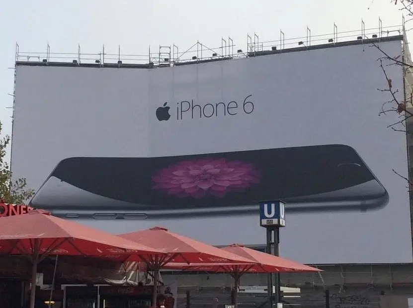 L'image du jour : même les publicités pour l'iPhone 6 Plus sont "pliées" #BendGate