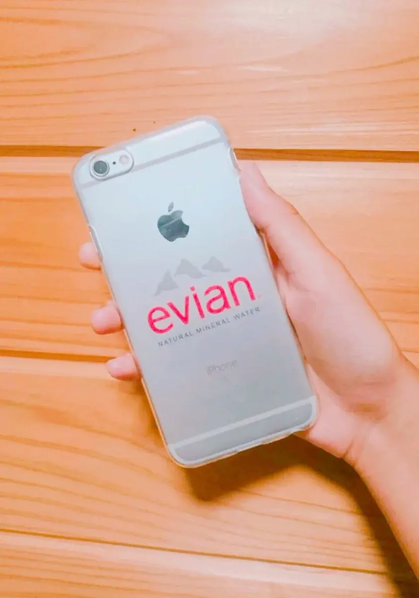 Pourquoi les japonaises créent-elles des coques d'iPhone avec des étiquettes Evian ?