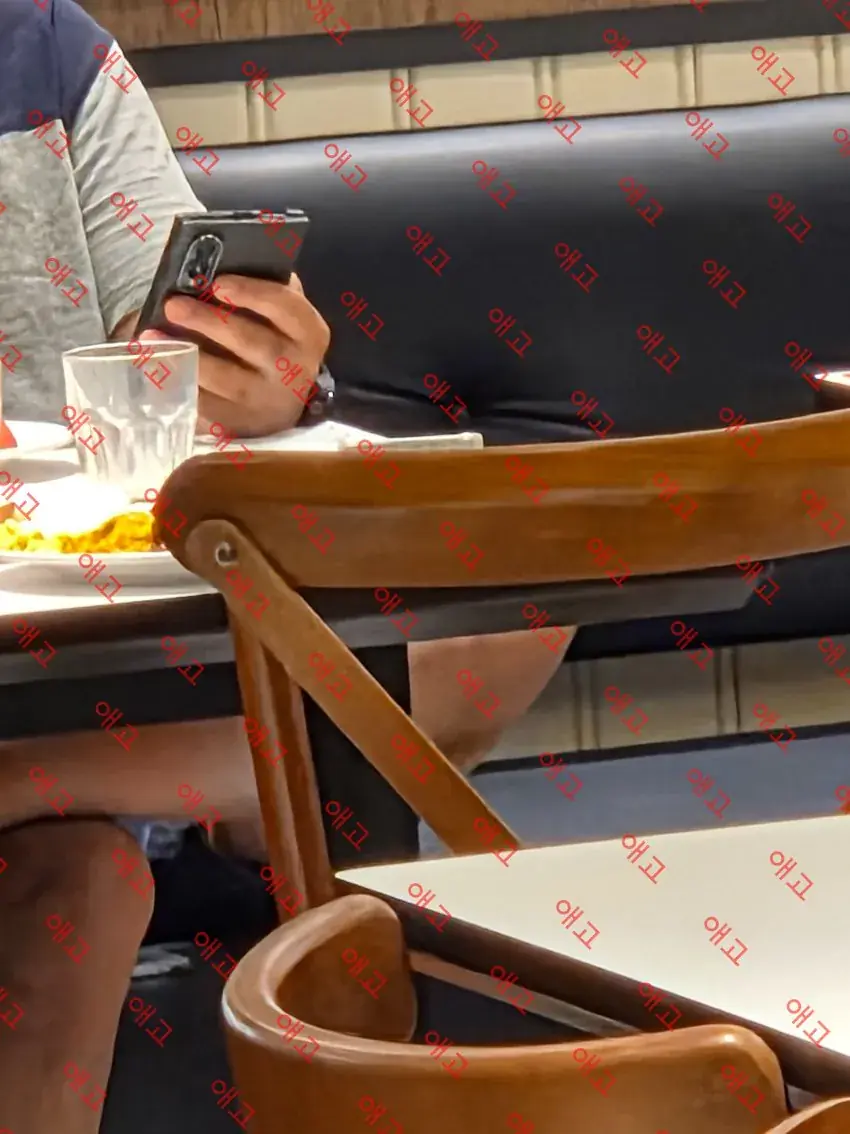 Le Galaxy Z Fold 8 surpris en public&nbsp;: Samsung teste bien un pliable plus large