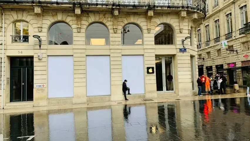 Quand les Apple Store ressemblent à des guichets de gare (photos)