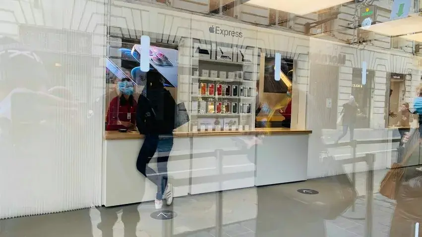 Quand les Apple Store ressemblent à des guichets de gare (photos)