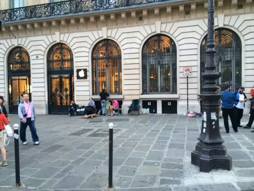 iPhone 6 : les files d'attente démarrent devant les Apple Store, même en France (photos)