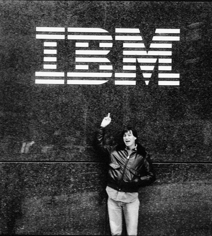 Steve Jobs en 1983, devant les locaux New-Yorkais d’IBM