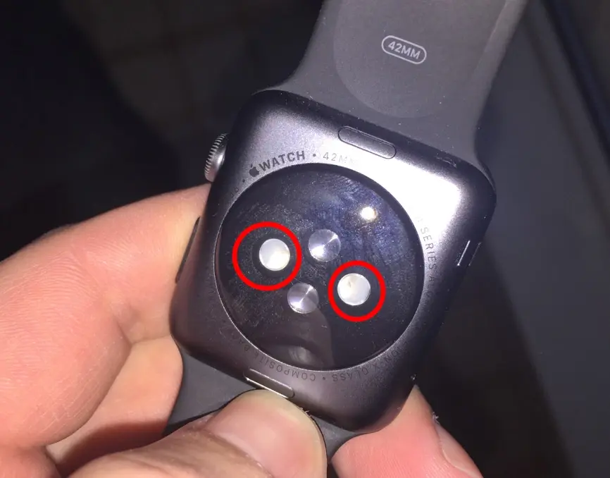 Des taches à l'intérieur des capteurs de l'Apple Watch? (photo)