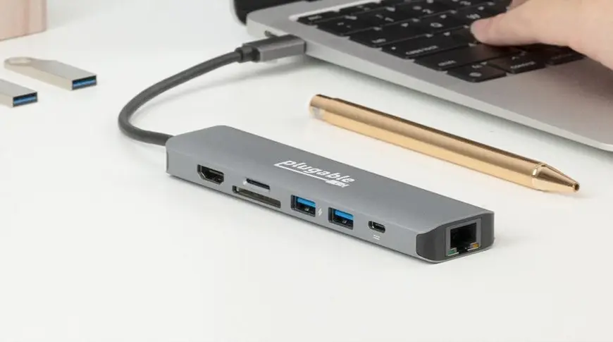 Un hub USB-C 7-en-1 avec HDMI 4K 30Hz et Gigabit Ethernet chez Plugable