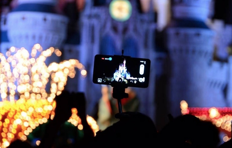 Les "selfie sticks" sont désormais interdits à Disneyland