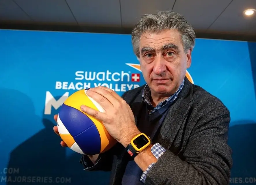 Nick Hayek présente la Swatch Touch Zero One, une montre connectée pour le beach volley