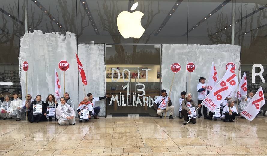 L'image du jour : une nouvelle action d'Attac devant l'Apple Store d'Aix-En-Provence