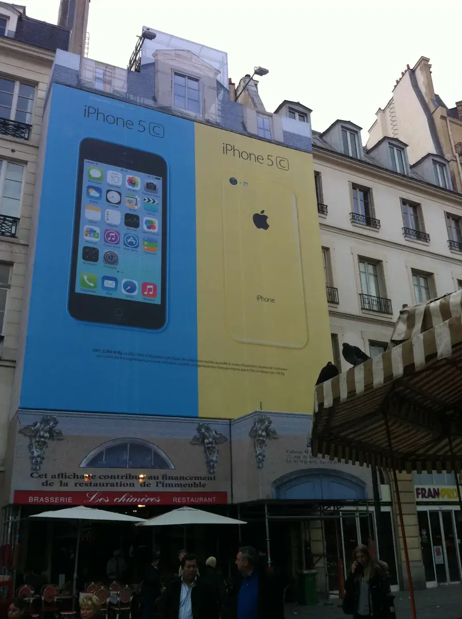 L'image du jour : une affiche géante à Paris pour l'iPhone 5c