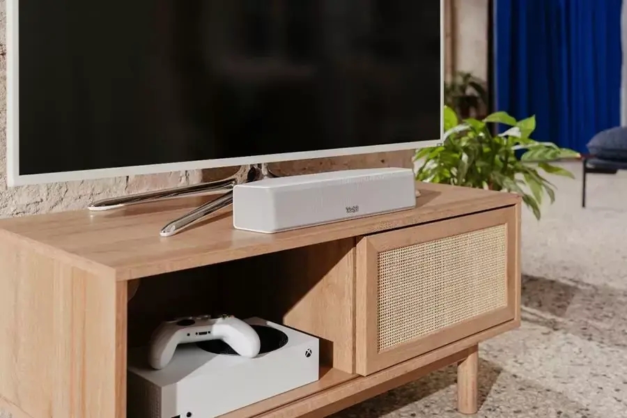 Une barre de son compacte avec caisson de basse sans fil et Bluetooth aptX chez Teufel