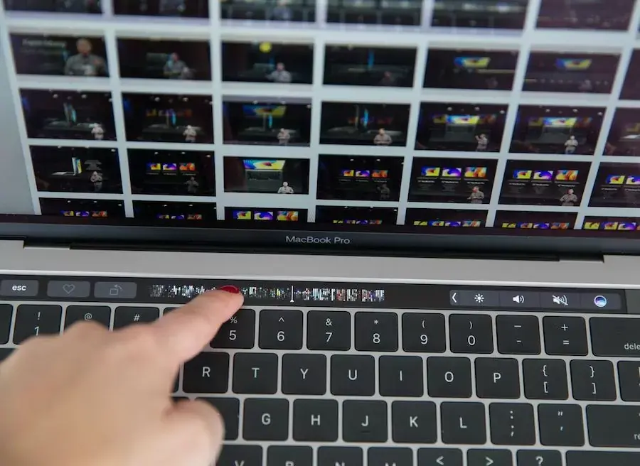 MacBook Pro 2016 : la Touch Bar impressionne plus qu'elle ne révolutionne