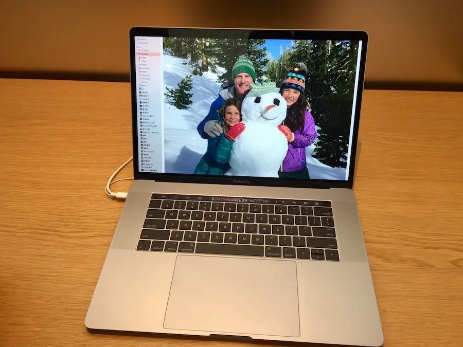 Les MacBook Pro avec TouchBar sont visibles dans les Apple Store (photos)