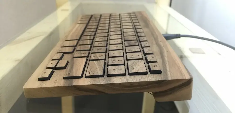 Orée présente un clavier sans fil en bois massif doté d'une autonomie de 8 mois