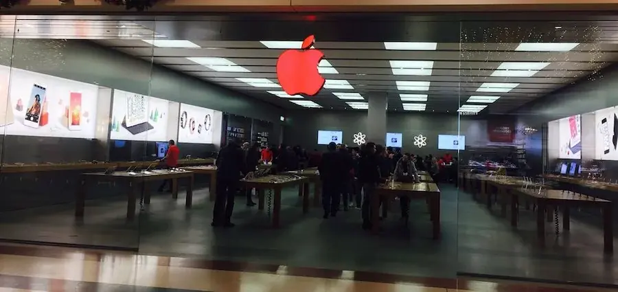 Le logo des Apple Store vire au rouge (photos)