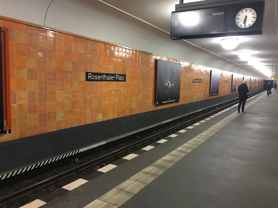 Photos : les stations de métro berlinoises décorées par l'iPhone 7