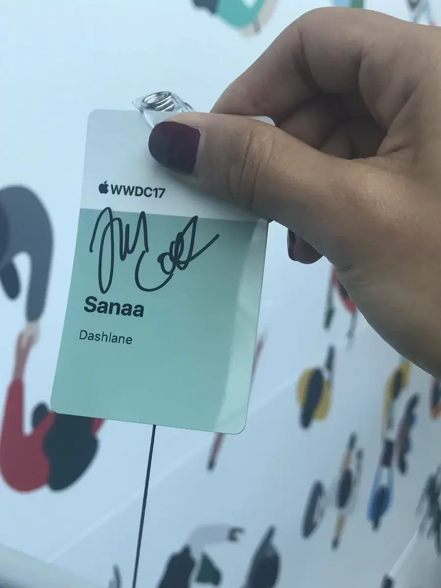 L'image du matin : Tim Cook signe les badges de la WWDC