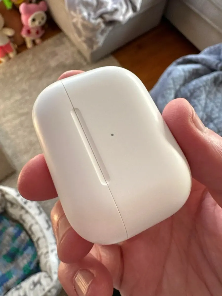 Il ponce le bo&icirc;tier de ses AirPods Pro&nbsp;: mais pourquoi donc&nbsp;?