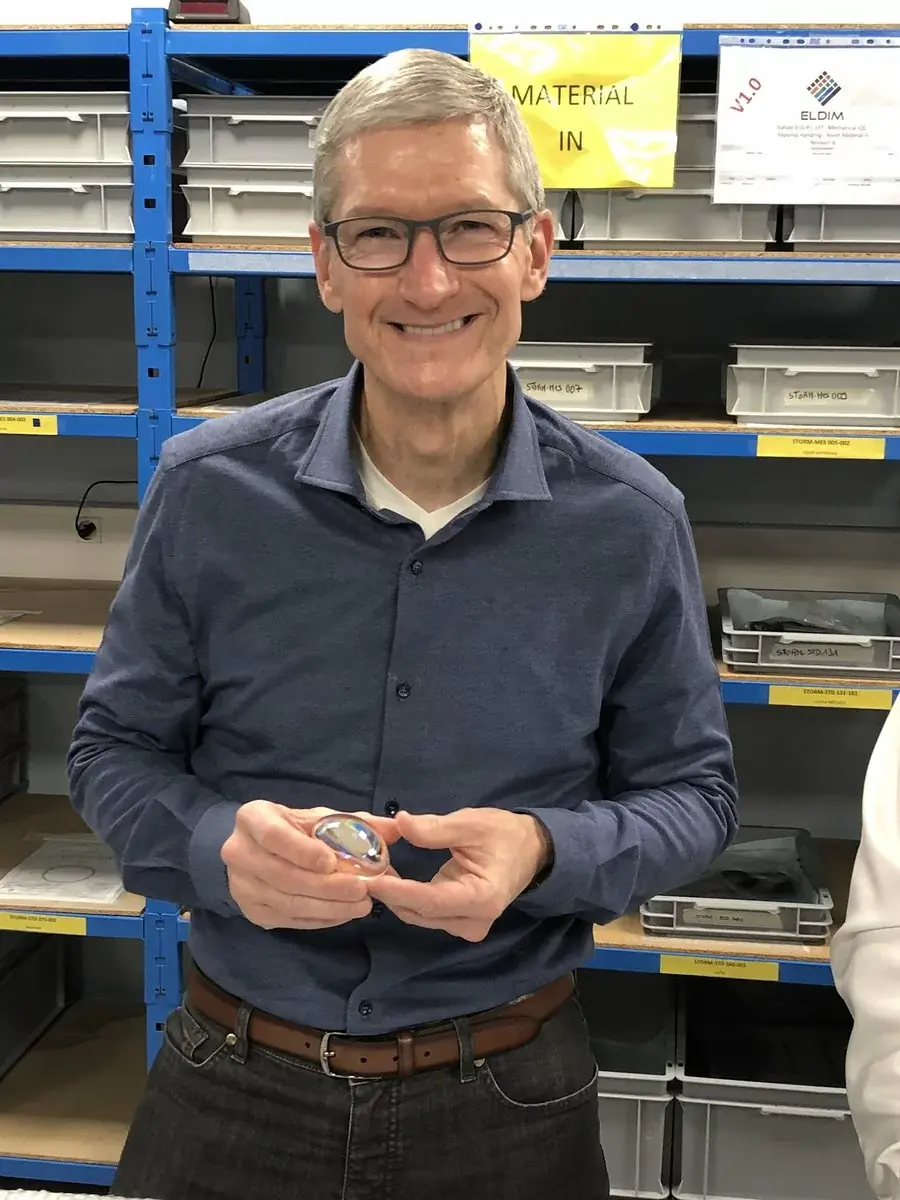 Tim Cook est de passage ce matin dans le Calvados, et visite l'entreprise Eldim