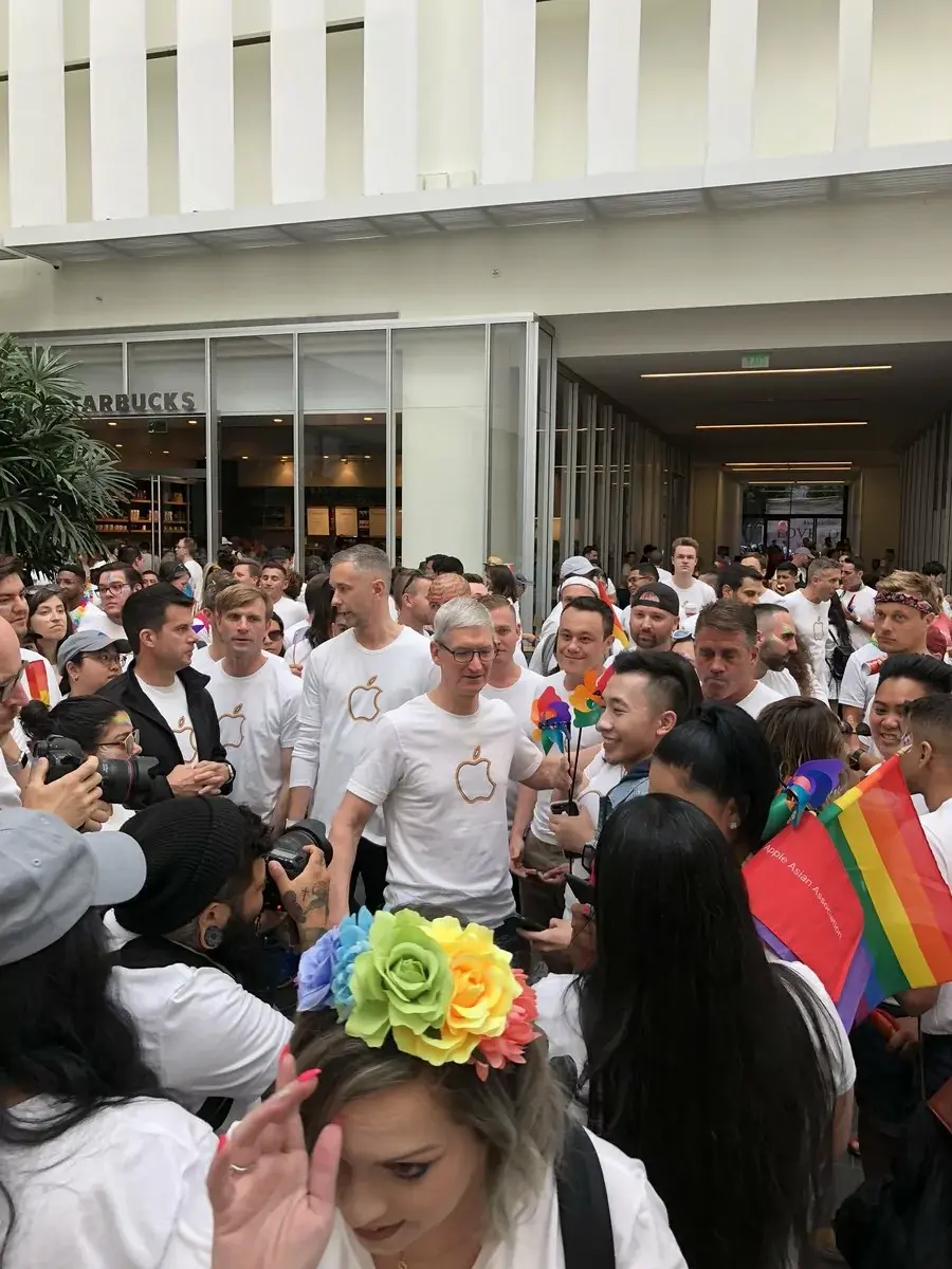 Tim Cook et d'autres dirigeants d'Apple à la Marche des Fiertés de San Francisco (photos)