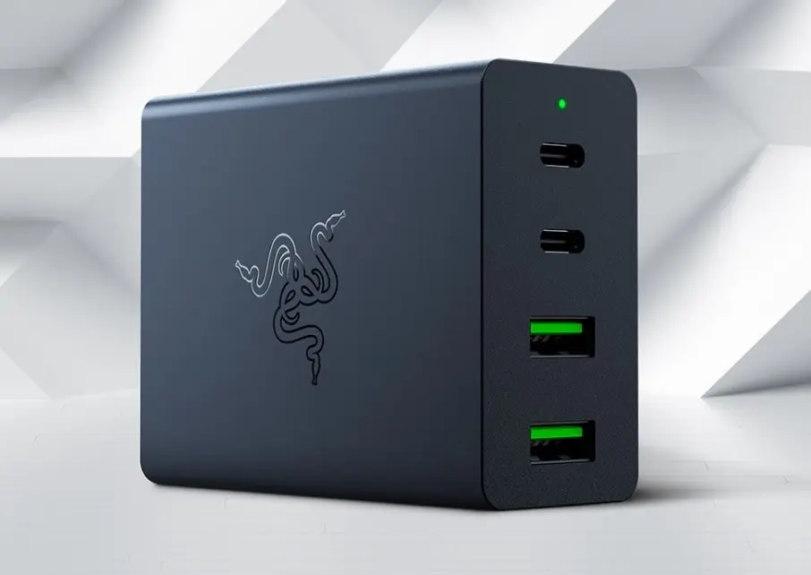 Un chargeur USB-C/USB-A 130W compact à 180$ chez Razer