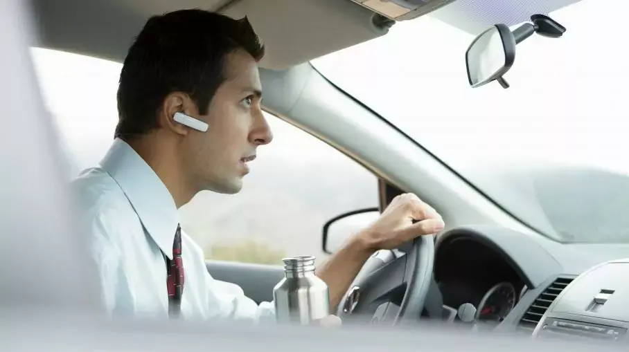 Les kits mains libres interdits au volant dès demain