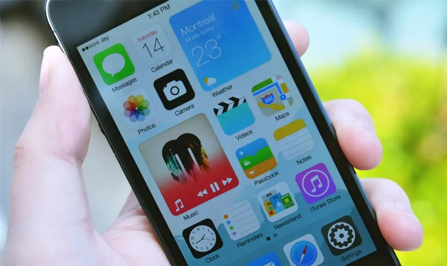 Un étonnant concept d'iOS 8, avec des widgets dynamiques au milieu des icônes