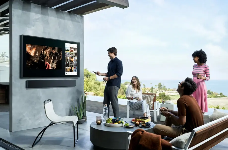 Samsung The Terrace : une TV QLED UHD pour l'extérieur AirPlay 2, IP55 et 2000 nits