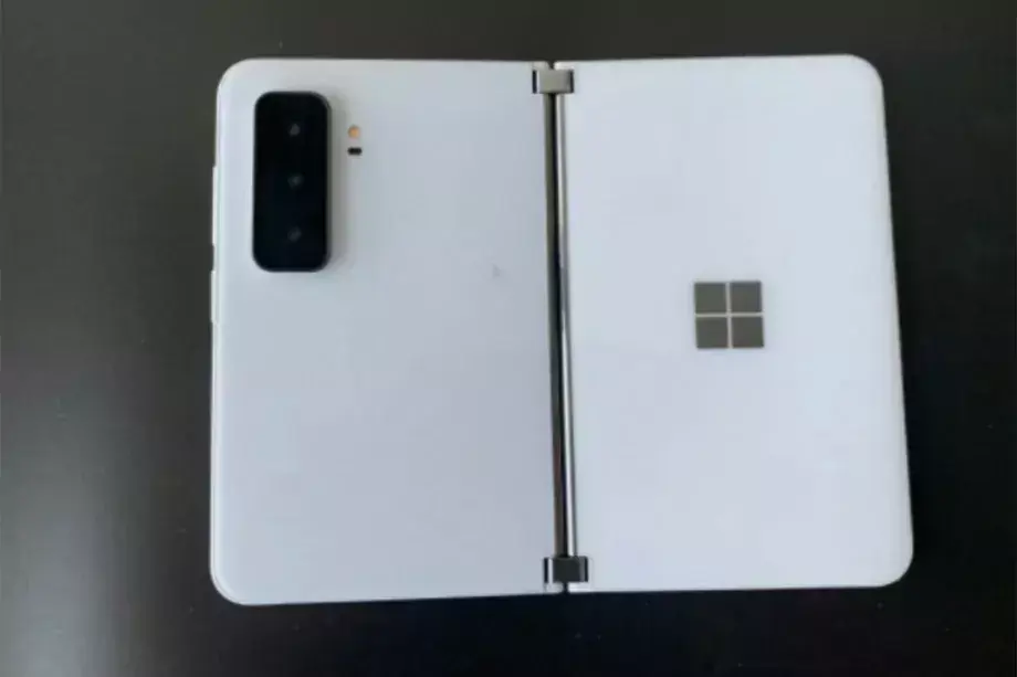 Surface Duo 2 : les premiers clichés montrent un bloc à trois optiques et un modèle noir