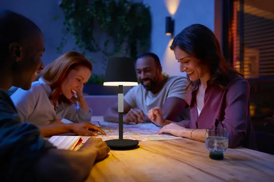 Un switch 4 boutons à cadran rotatif et une lampe sur batterie chez Philips Hue