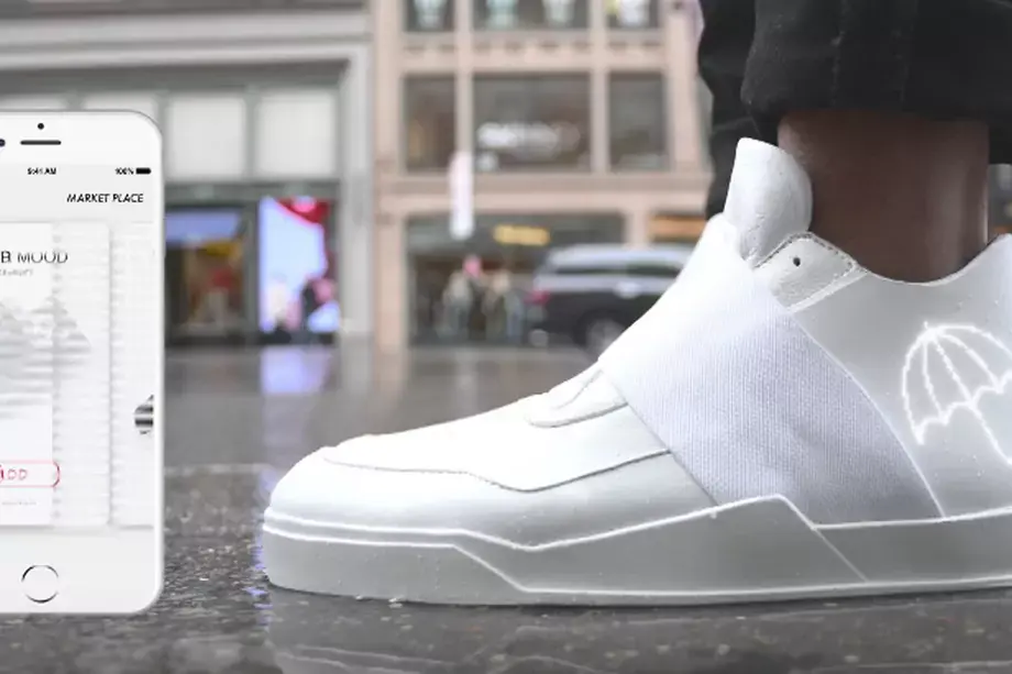 Des baskets connectées, avec des faux airs de "retour vers le futur"