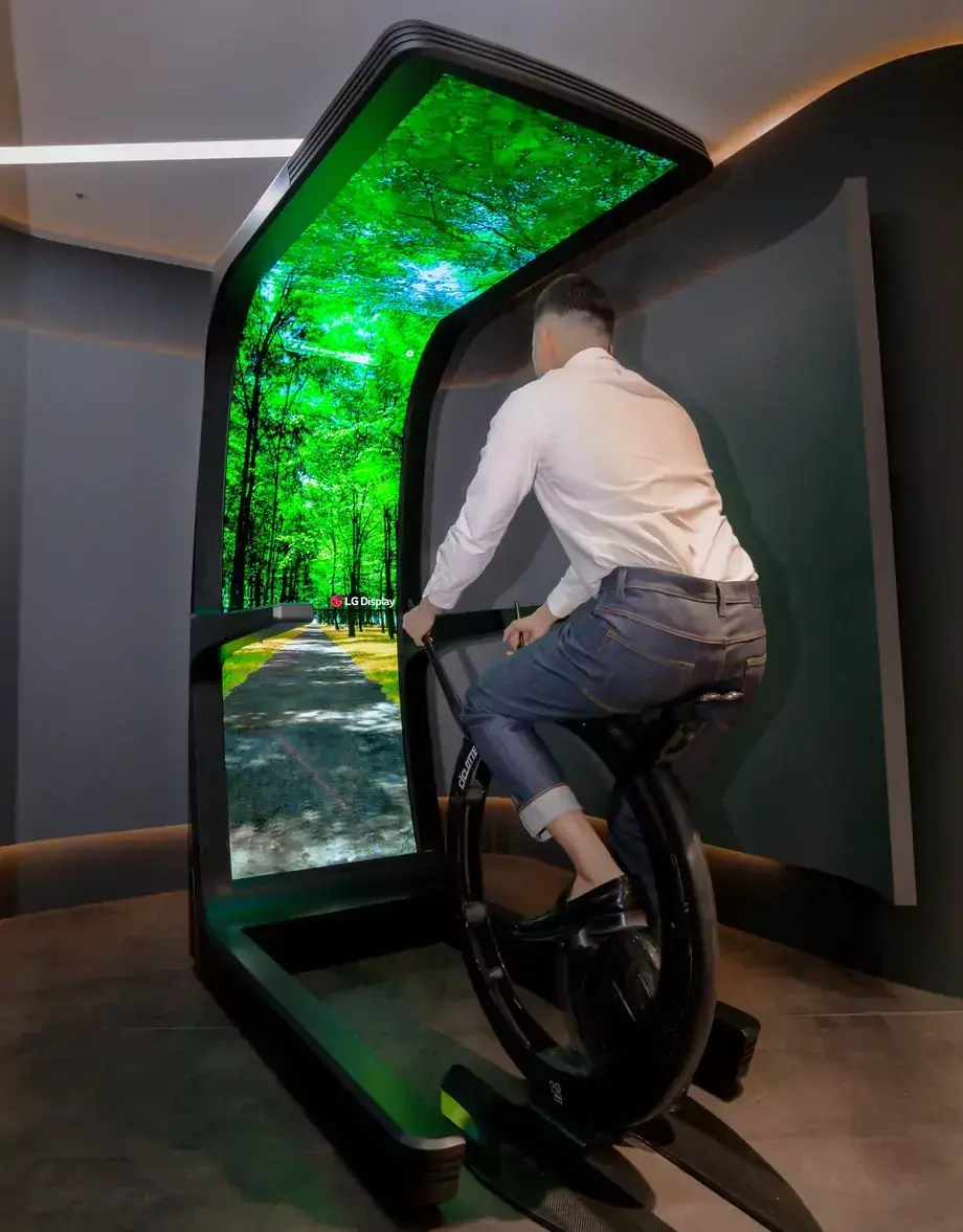 Un salon TV inclinable égoïste et une piste cyclable OLED chez LG