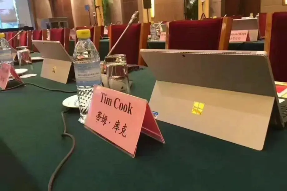 L'image du jour : Tim Cook amené à utiliser une Surface Pro 4 en Chine