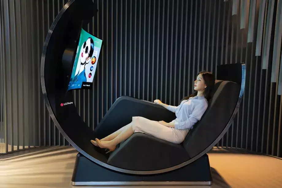 Un salon TV inclinable égoïste et une piste cyclable OLED chez LG